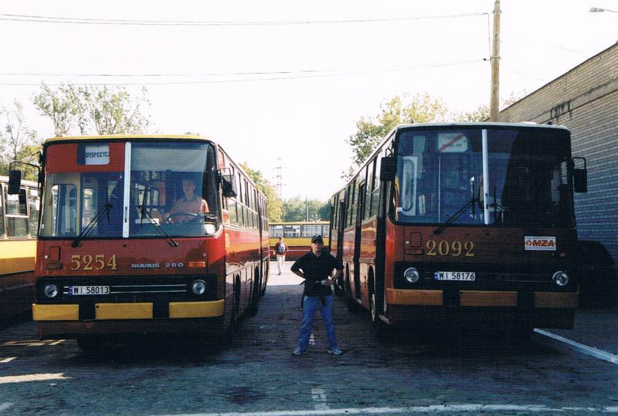 2092
Dwa czerwońce. Skan odbitki, zdjęcie wykonał mój ojciec. 
Słowa kluczowe: IK280 2092 5254 ZajezdniaWoronicza 2005 DTP2005