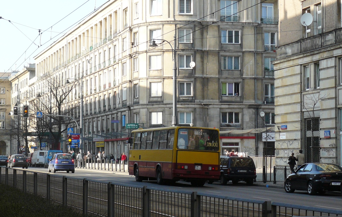 6300
119 jeszcze Śródmieściu - w 2011 roku trasę skierowano na kraniec na Rakowieckiej.
Słowa kluczowe: IK260 6300 119 Marszałkowska