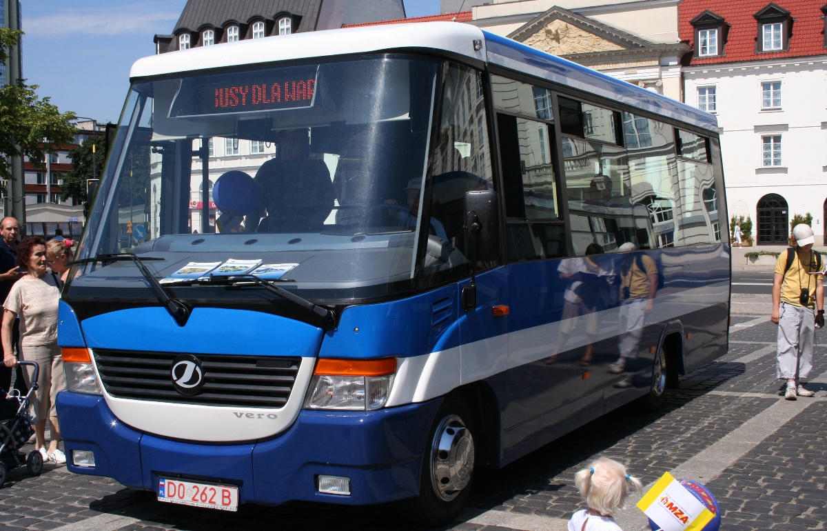 DH367
Mały Jelcz z MPK Kraków jako część ekspozycji z okazji 80-lecia komunikacji autobusowej w Warszawie. Autor: Jerzy Zaleski.
MPK Kraków w 2005 roku zakupiło 32 Jelczy M081MB do obsługi linii o małymi potokami pasażerskim. Wszystkie przydzielono do zajezdni Wola Duchacka. W latach 2007-2008 dokupiono kolejne 18 sztuk - te trafiły na zajezdnię Bieńczyce. Ostatecznie w MPK wycofano je z użytku w 2018 roku. Egzemplarz ze zdjęcia jeździł w Krakowie przez cały eksploatacji tego modelu.
Słowa kluczowe: M081MB DH367 PlacTeatralny