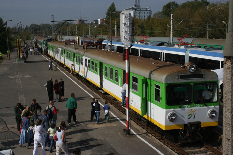 EN57-1920
EN57 - 1920 ( r.p. 1991, w 2002 r. przybył z Krakowa ) jako część wystawy taboru na DTP 2005 na dworcu Gdańskim. Zdjęcie wykonał Jerzy Zaleski.
Słowa kluczowe: EN57 EN57-1920 WarszawaGdańska 2005 DTP2005