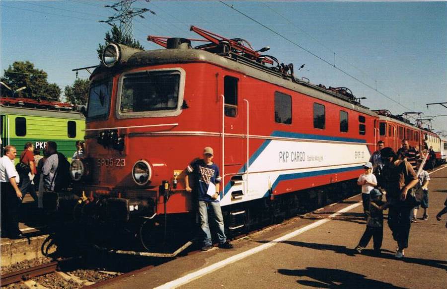 EP05-23
Prawdziwa bomba - iście historyczny widok ( elektrowóz, nie ja! ). Na zdjęciu EP05-23, ostatni eksploatowany krótki czech na PKP. Wyprodukowany przez Skodę w roku 1961 jako EU05-23, przebudowany na EP05-23 w roku 1973 ( dostosowanie do Vmax = 160 km/h ). EP05 były najszybszymi elektrowozami jakie miało PKP do czasu dostaw EP09 - i przez nie cała seria została praktycznie wycofana. Wówczas zależał do PKP Cargo Zakład Taboru Warszawa, obecnie do PKP IC Zakład Centralny ( stoi cały czas na Olszynce, ponoć sprawny ). Skan odbitki, zdjęcie wykonał mój ojciec. Zdjęcie z DTP 2006.
Słowa kluczowe: EP05 EP05-23 WarszawaGdańska DTP2006 2006