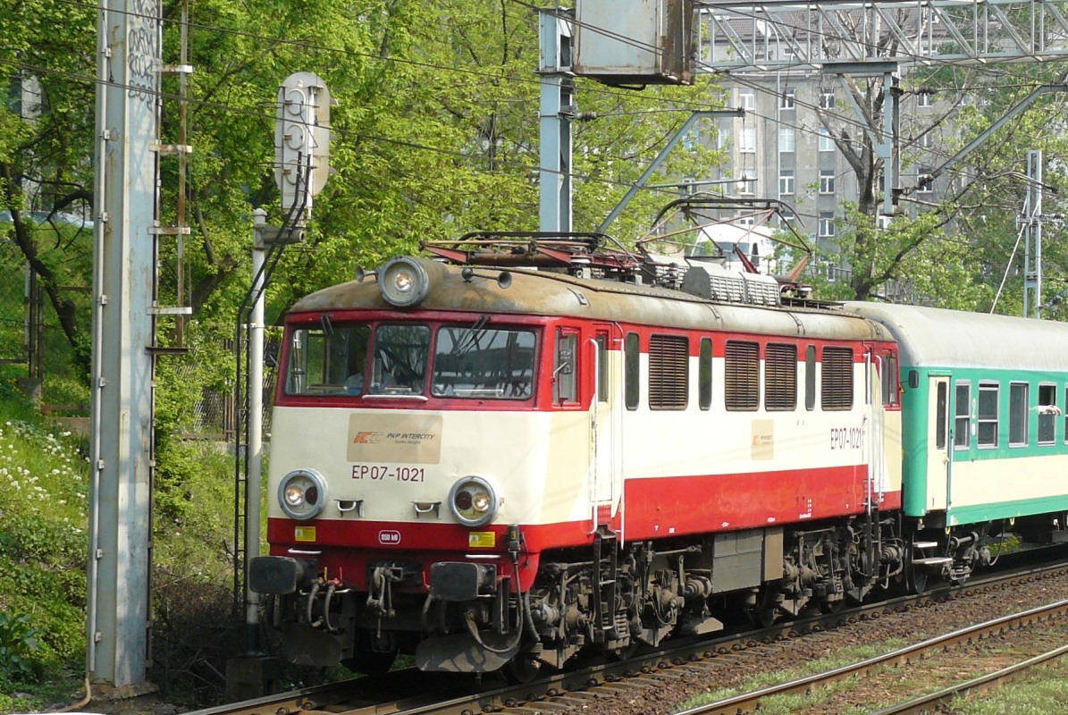 EP07-1021
EP07-1021 (rocznik 1968, modernizacja w 2007 r. ex. EU07-039 ) barwy tzw. budyń stracił w 2012 r..
Słowa kluczowe: EP07 EP07-1021 WarszawaOchota