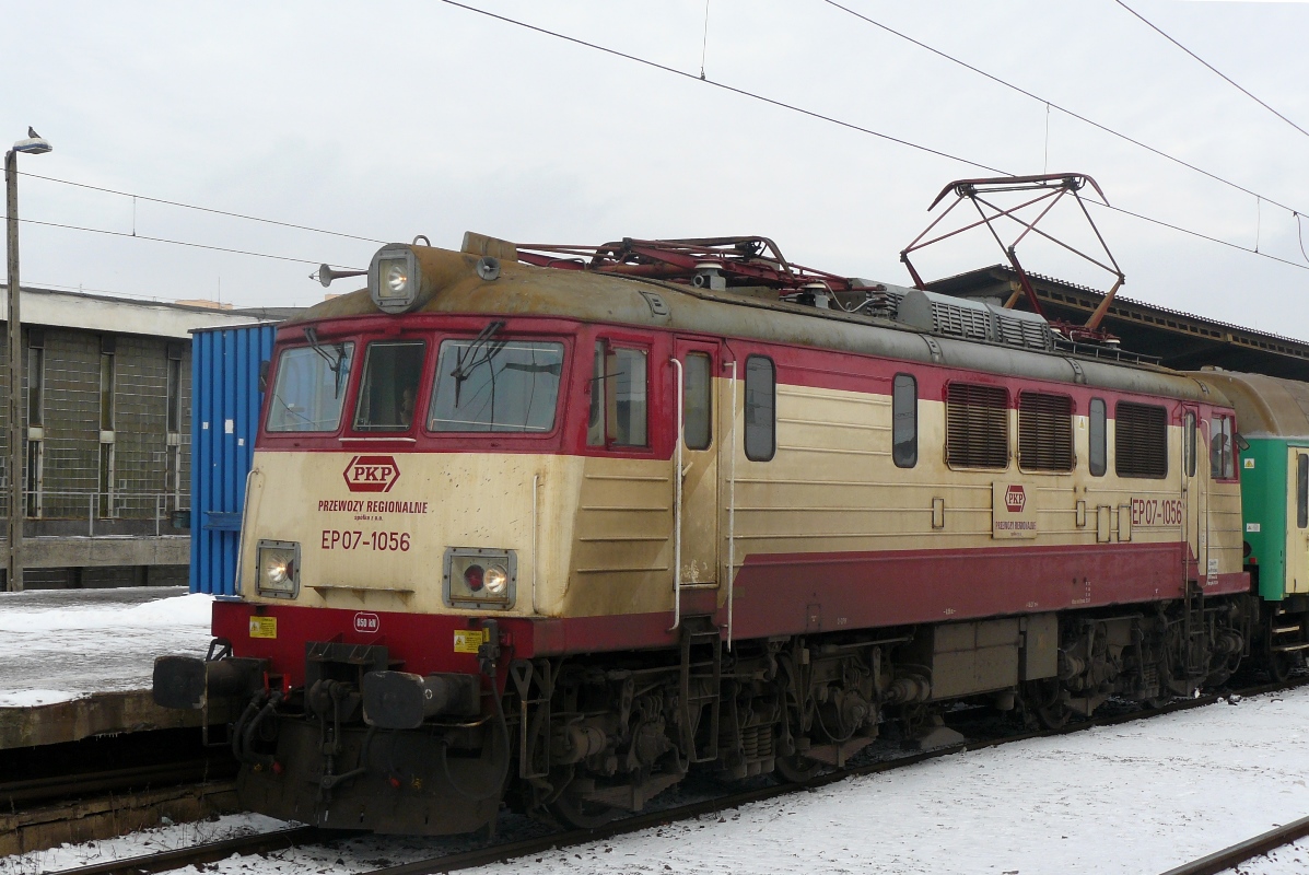 EP07-1056
EP07-1056 (rocznik 1986, modernizacja w 2008 r., ex EU07-430) utracił barwy tzw. budyń w 2011 r.. Reflektory tzw. telewizor lokomotywa zyskała w 1999 r..
Słowa kluczowe: EP07 EP07-1056 WarszawaWschodnia