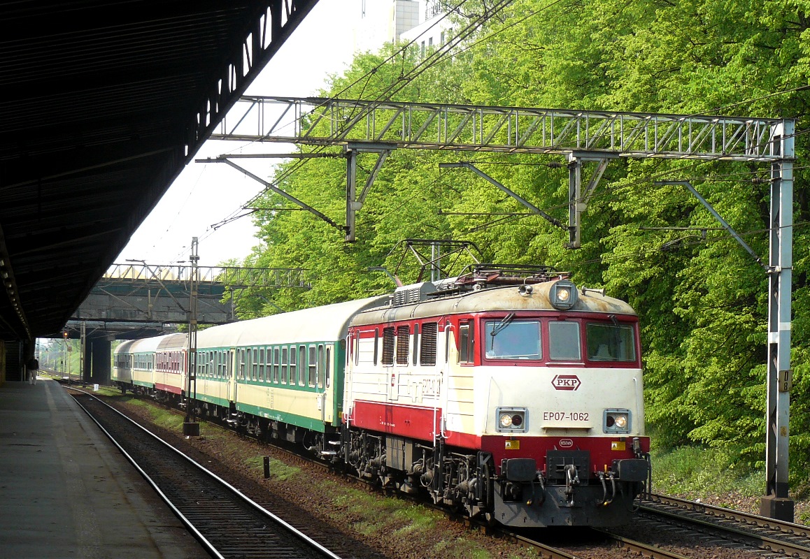 EP07-1062
EP07-1062 (rocznik 1990, modernizacja w 2008 r., ex EU07-526) utracił barwy tzw. budyń w 2012 r.. Reflektory tzw. telewizor lokomotywa zyskała w 1999 r..
Prowadzi pociąg pospieszny 61110 Prosna Wrocław Gł. => W-wa Wsch..
Słowa kluczowe: EP07 EP07-1062 WarszawaOchota