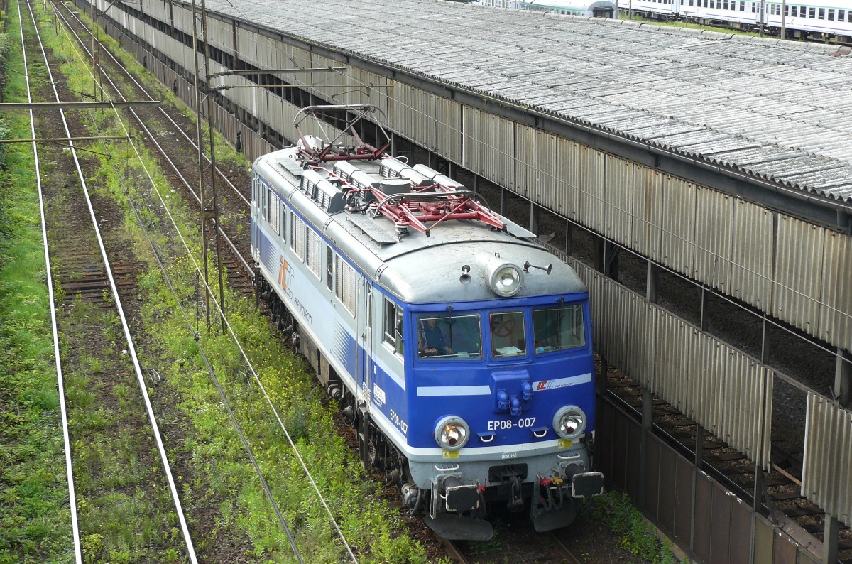 EP08-007
Lokomotywa ( rok produkcji 1975 ) jedzie wzdłuż hali przeglądu wagonów, która została jakiś czas temu rozebrana. Elektrowóz ten w trakcie naprawy rewizyjnej ( ukończonej styczniu 2013 r. ) otrzymał ponownie pomarańczowe barwy ( typowe dla tej serii ), które nosił do trzeciej naprawy głównej w 2015 r. ( po której ponownie ma te jak na zdjęciu ).
Słowa kluczowe: EP08 EP08-007 WarszawaGrochów