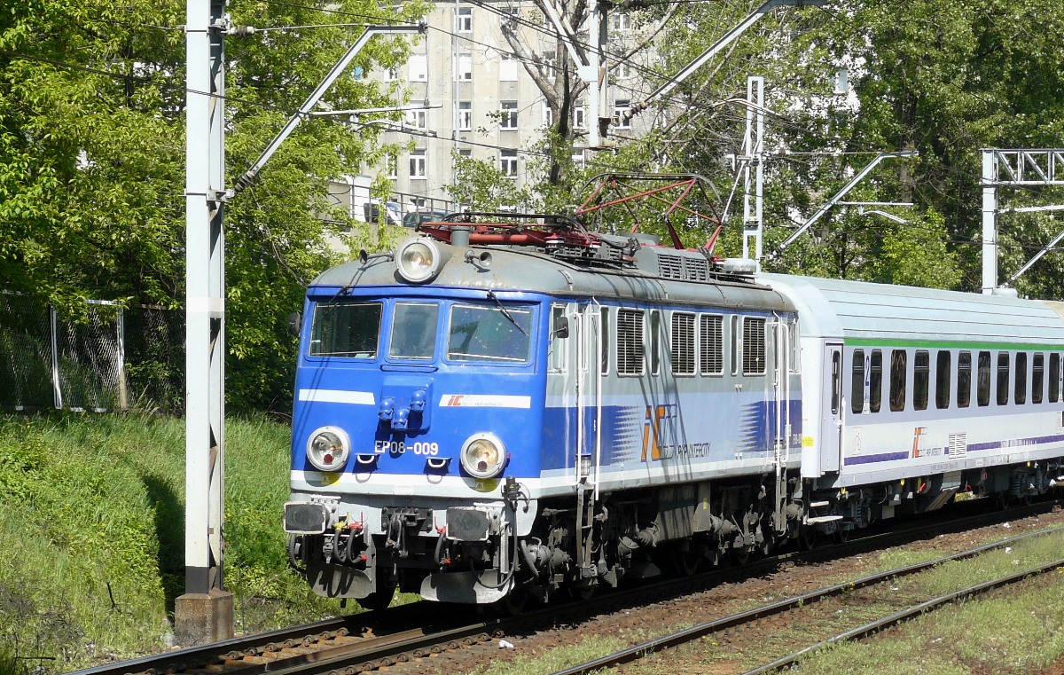 EP08-009
Lokomotywa ( rok produkcji 1975 ) ta jako jedyna tej serii nie została jeszcze skierowana trzecią naprawę główną ( którą objęto docelowo całą serię ). 
Słowa kluczowe: EP08 EP08-009 Warszawa Ochota