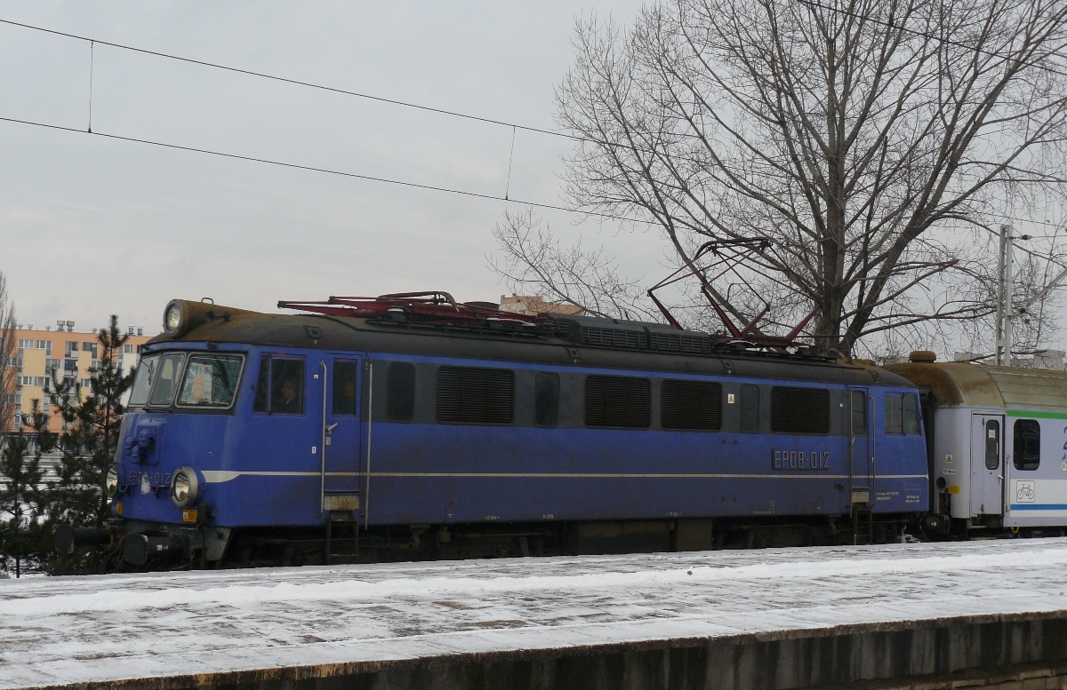 EP08-012
Lokomotywa ( rok produkcji 1975 ) w barwach przejściowych PKP Intercity ( tzw. denaturat ), w które była pomalowana w okresie 7.2007 - 7.2009.
Słowa kluczowe: EP08 EP08-012 WarszawaWschodnia