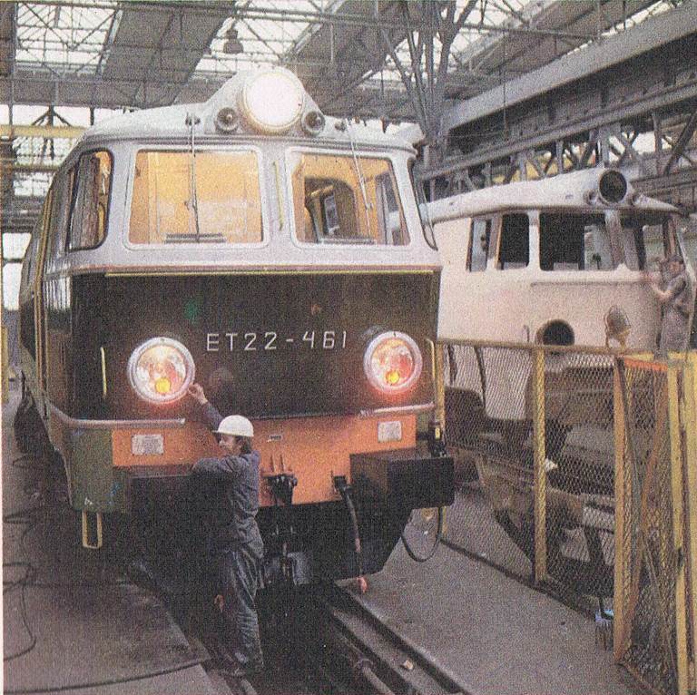 ET22-461
PaFaWag. Ukończony ( lub prawie ) ET22-461 ( rok produkcji 1978 ) jeszcze w fabryce.
Obecnie w posiadaniu PKP Cargo, oczekuje na skreślenie ze stanu.
Ciekawostka: w dniu 9.12.1994 prowadził pociąg towarowy na który od tyłu najechał pociąg IC Lech W-wa => Poznań z EP08-015 na czele - miało to miejsce na stacji Bednary.
Skan zdjęcia z Zarysu Encyklopedycznego PWN z 1979 roku.
Słowa kluczowe: ET22 ET22-461