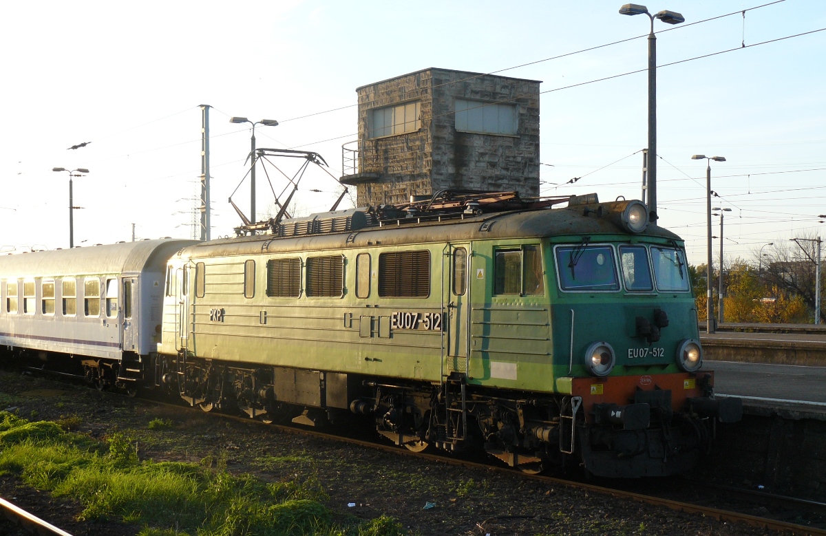 EU07-512
Siódemka ( rocznik 1989 ) w 2010 r. odstawiona do naprawy głównej. W 2015 PKP IC lokomotywę sprzedało firmie Lozyw. Obecnie elektrowóz eksploatowany przez PCC Intermodal.
Słowa kluczowe: EU07 EU07-512 WarszawaZachodnia