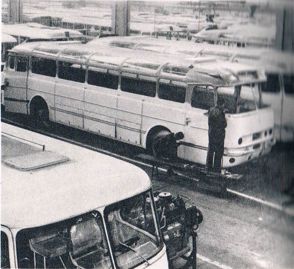 Ikarus 55
Na koniec jeszcze jedna ciekawostka - Ikarus 55 w trakcie produkcji w fabryce. Skan zdjęcia z encyklopedii PWN z roku 1974.
Słowa kluczowe: IK55