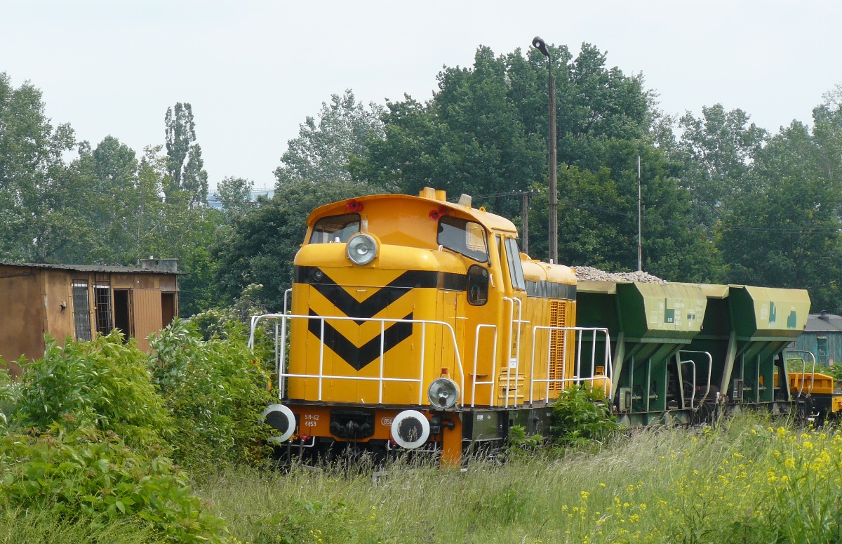 SM42-1153
SM42-1153 ze składem na bocznicy w pobliżu dworca Zachodniego. 
SM42-1153 ( rok produkcji 1991 ) wówczas należała do PNI, obecnie zaś do PKP PLK.

Słowa kluczowe: SM42 SM42-1153 WarszawaBema