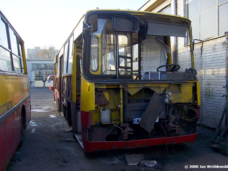 307
Demolka...
Ikarus 260.04 / Prod. 1985 (wpisanie na stan 10.09.1986) / NG 1992 / NG2 1997 / Kasacja 2008
Słowa kluczowe: ik260 307 ZajezdniaOstrobramska 2008