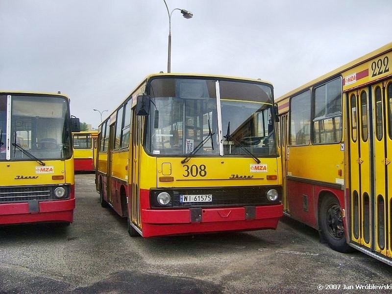 308
Jeszcze w pełni.
Ikarus 260.04 / Prod. 1985 / NG 1994 / kasacja 04.2010
Słowa kluczowe: ik260 308 ZajezdniaOstrobramska 2007