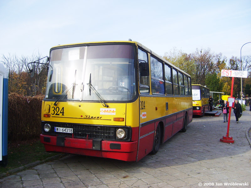 324
Jego ostatnia służba; autobus socjalny - akcja cmentarna 2008
Słowa kluczowe: IK260 324 Powązki kasa WS2008