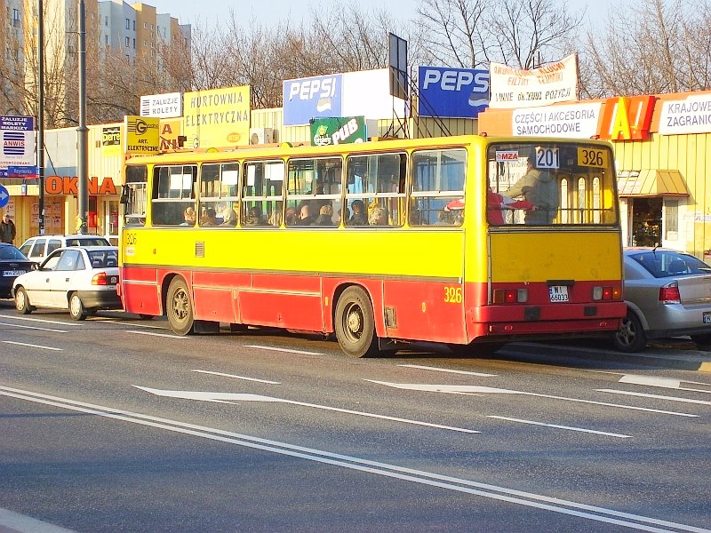 326
Linia 201 uruchomiona została z powodu wyłączenia w 2007 ruchu tramwajowego na odcinku Piaski - Huta. Zatramwaj 201 kursował na trasie Huta - Park Olszyna.
Słowa kluczowe: IK260 326 201 Broniewskiego 2007