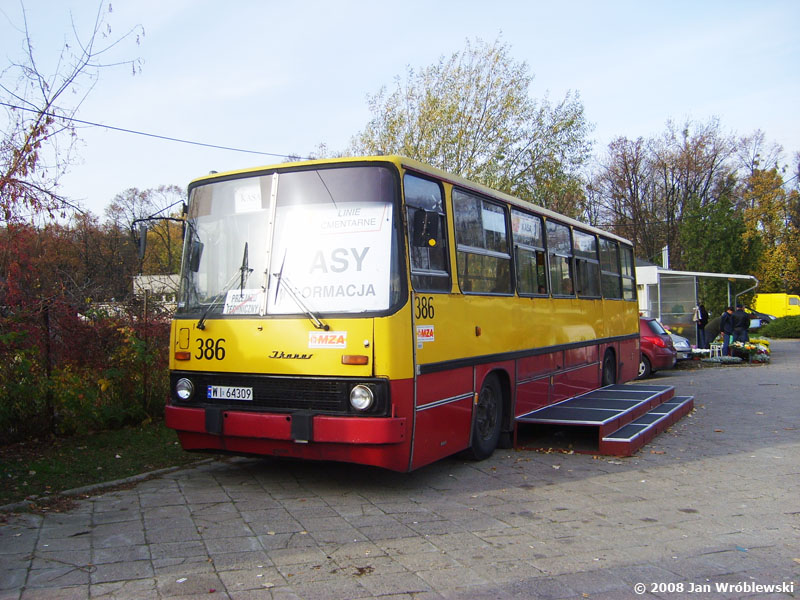 386
386 jako kasa biletowa podczas akcji cmentarnej 2008.
Słowa kluczowe: IK260 386 Powązki Kasa WS2008