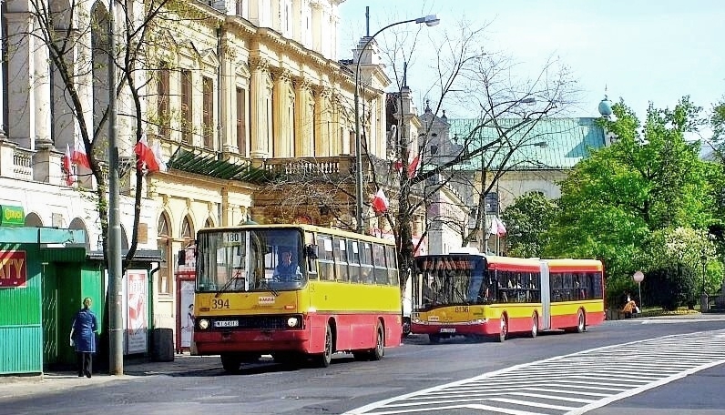 394
Jeszcze kilka lat temu, gdy linia 180 była linią turystyczną, turyści choć na chwilę mogli przenieść się w nieodległą przeszłość..
Słowa kluczowe: IK260 394 180 KrakowskiePrzedmieście 2007