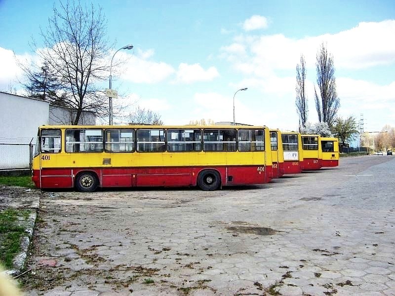 401
Odstawiony na tyłach zajezdni czeka na zabranie na drugi plac Redutowej..
Słowa kluczowe: IK260 401 ZajezdniaWoronicza 2007