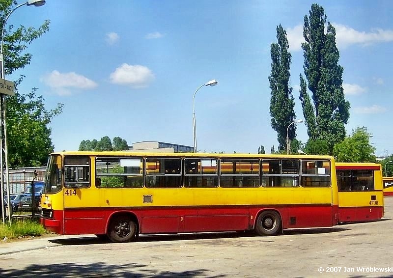 414
Jeszcze sprawny staruszek (rocznik 1981) odlicza swoje ostatnie miesiące życia (ostatecznie odszedł w maju 2008). Stojący za nim gniot również powoli przechodzi do historii (wystawiony na sprzedaż 22 stycznia 2011r.)
Słowa kluczowe: ik260 414 4798 ZajezdniaWoronicza 2007