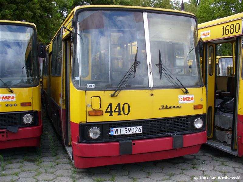 440
Na zewnątrz jeszcze w miarę świeży. Oczekiwanie na kupca.
Ikarus 260.04 / prod. 1980 (1991 nowe nadwozie, ex ik280 #2122, exex 2958) / NG 1986 / NG2 1999 / 2005 ex1401 / skreślenie 06.2007
Słowa kluczowe: ik260 440 ZajezdniaRedutowa 2plac 2007