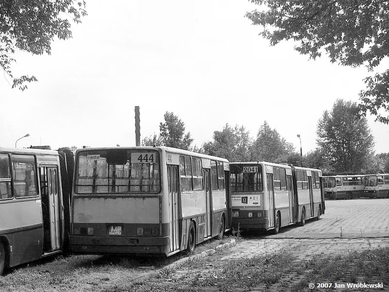 444
Ikarus 260.04 / Prod. 1982 / NG 1987 / odb. 1991 (Nowe nadwozie) ex610 / NG2 1999 / 2005 ex1410 / skreślenie 04.2007, kasacja 09.2007 
Słowa kluczowe: ik260 444 ZajezdniaRedutowa 2plac 2007