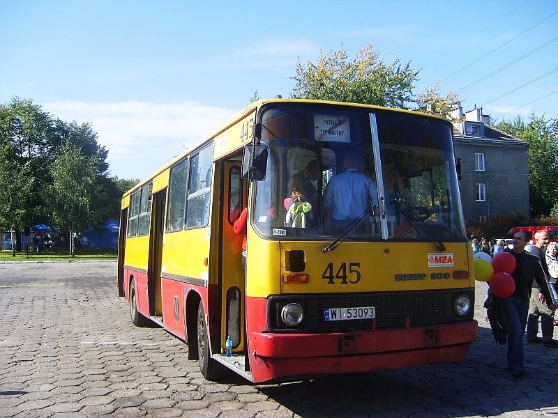 445
Wycofany z ruchu liniowego lewarek wziął jeszcze udział w symulowanej akcji antyterrorystów. Po akcji mozna było zobaczyć co zostało z jednej z bocznych szyb..
Słowa kluczowe: IK260 445 DTP 2007