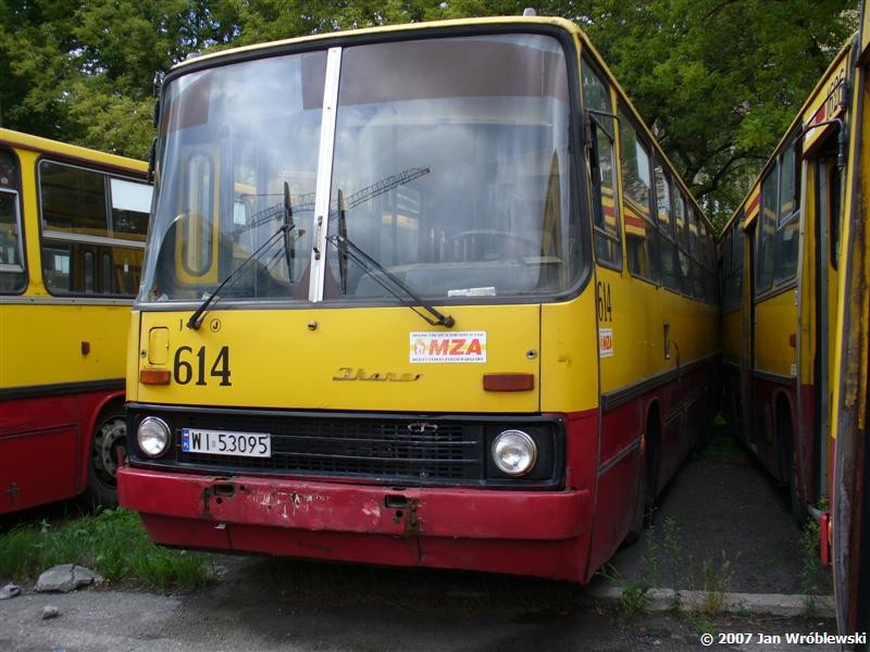 614
Przytulanka:)
Ikarus 260.04 / Prod. 1982 / NG 1987 / odb. 1992 (Nowe nadwozie) / NG2 1999 / kasacja 08.2007
Słowa kluczowe: ik260 614 ZajezdniaRedutowa 2plac 2007