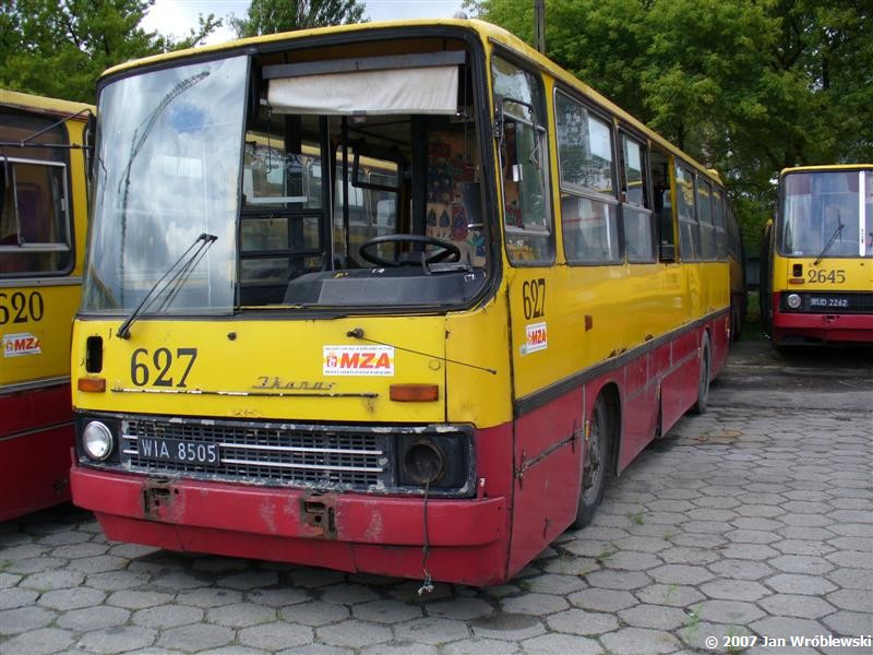 627
Wstępny demontaż jako promocja dla złomiarza.
Ikarus 260.04 / Prod. 1984 ex(984)/ NG 1991 / NG2 1995 / 2003 ex16 / skreślenie 04.2007 
Słowa kluczowe: ik260 627 ZajezdniaRedutowa 2plac 2007