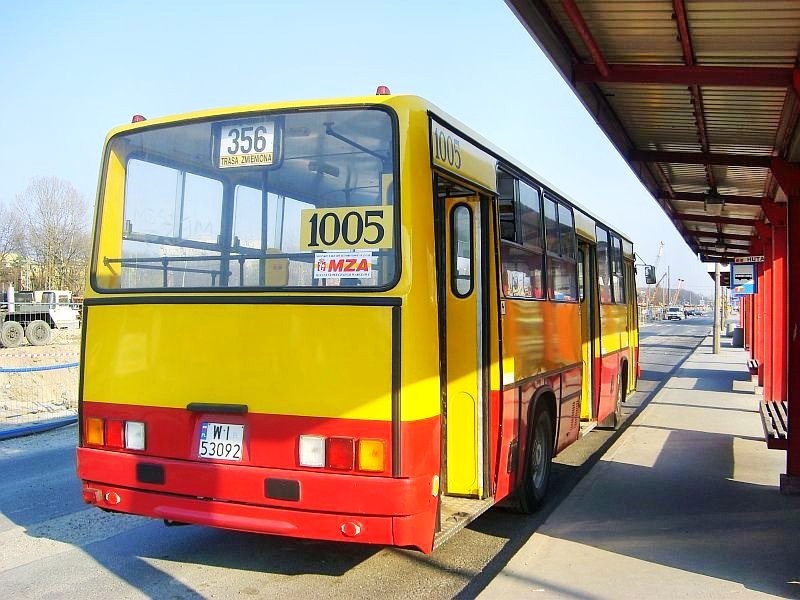 1005
Autobus świeżo po NG na dawnej pętli 'Huta' na nieistniejącej już linii 356.
Słowa kluczowe: IK260 1005 356 Huta 2007