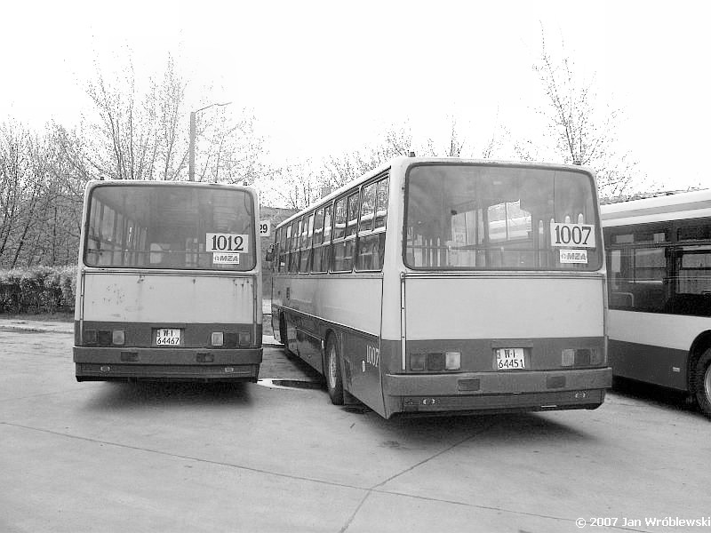 1007, 1012
Na czarno biało, bo już historycznie.
1007 - Ikarus 260.04 / Prod. 1983 / 1986 ex676 / NG 1992 ex9003 / NG2 2000 / Kasacja 05.2008
1012 - Ikarus 260.04 / Prod. 1983 / NG 1987 / odb. T4 1991 / NG2 2001 / skreślenie 08.2007 / Kasacja 02.2008
Słowa kluczowe: Ik260 1007 1012 ZajezdniaStalowa 2007