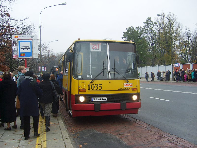 1035
Akcja cmentarna 2007. Mały tłumek wbija się do 251. dzięki ikarusom każdy chętny się zmieścił, choćby stojąc na stopniach wgnieciony w drzwi..
Słowa kluczowe: WS2007 Ik260 1035 Powązkowska