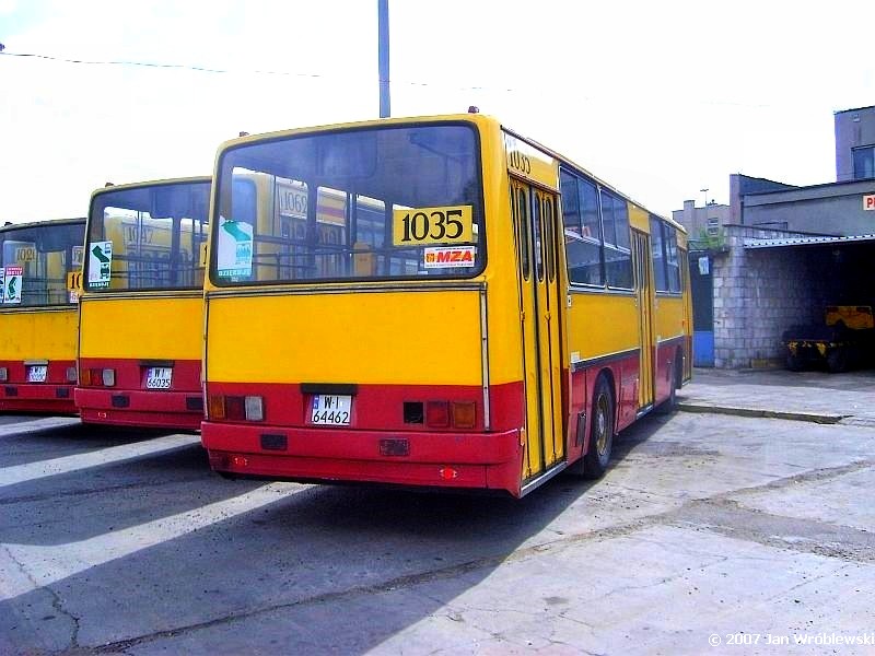 1035
Chwilowo nie w pełni sprawny.
Ikarus 260.04 / Prod. 1984 / NG 1990 ex1431 / NG2 1997 / Kasacja 01.2009
Słowa kluczowe: ik260 1035 ZajezdniaStalowa 2007