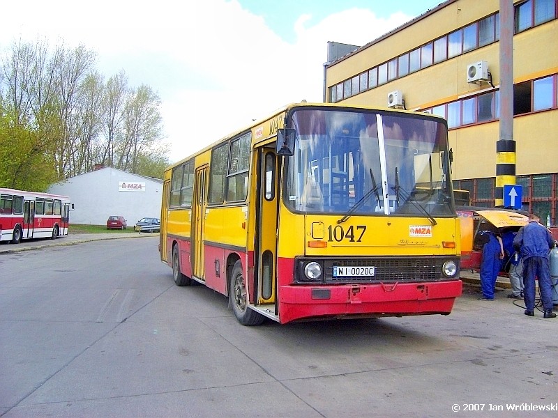 1047
W oczekiwaniu na drobną naprawę. W tle remont ogórka Cabrio.
Słowa kluczowe: ik260 1047 ZajezdniaStalowa 2007