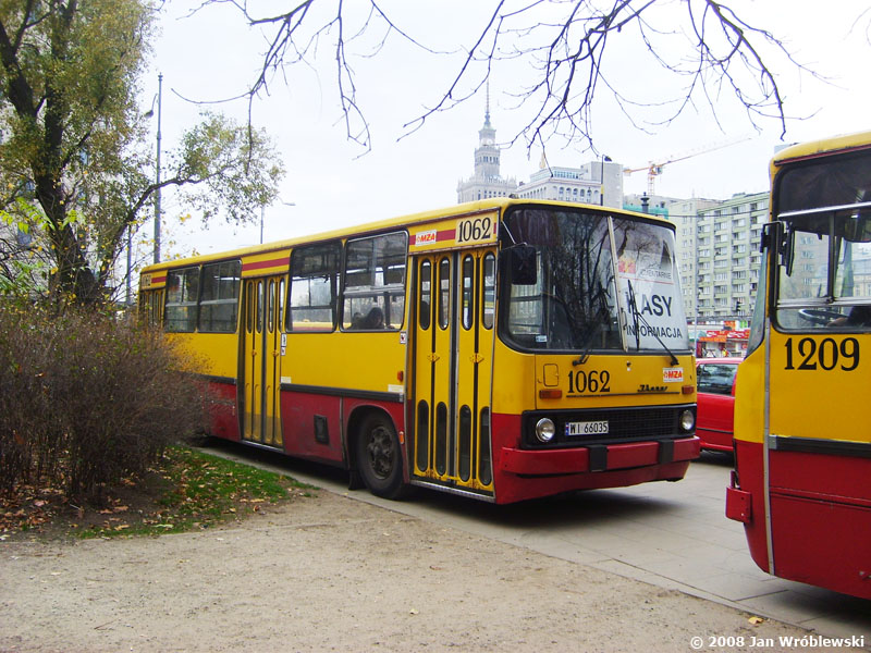 1062
Akcja cmentarna 2008. Kasa plus informacja. Obok autobus socjalny z Ostrobramskiej.
Słowa kluczowe: Ik260 1062 Kasa WS2008 Królewska