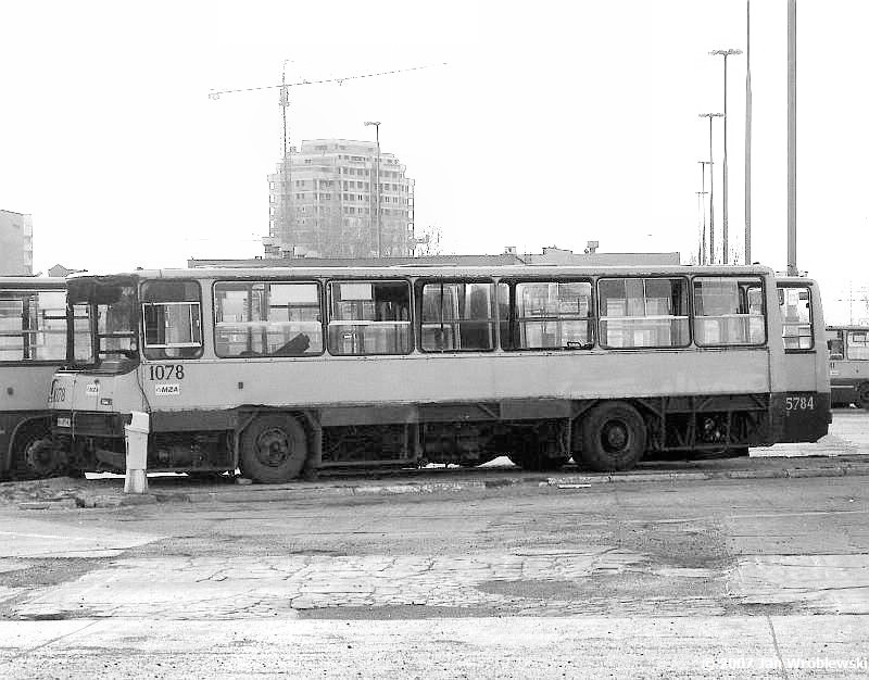 1078
Ikarus 260.04 / Prod. 1985 / NG 1991 / NG2 1997 / Kasacja 02.2007
Słowa kluczowe: ik260 1078 ZajezdniaStalowa 2007