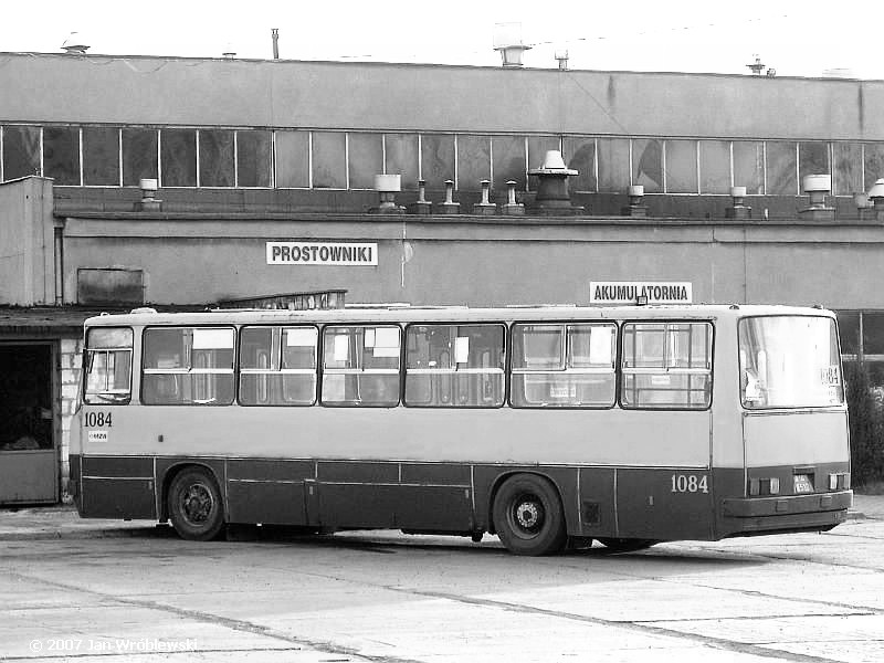 1084
Ostatnie chwile na stalowej. Wycofany z ruchu, niedługo potem zawitał na drugi plac.
Słowa kluczowe: ik260 1084 ZajezdniaStalowa 2007