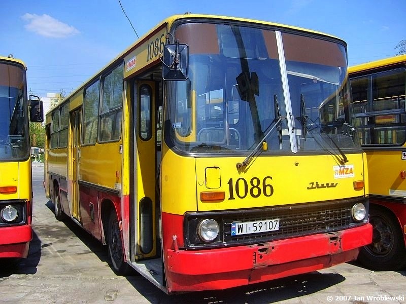 1086
Świeżo po przenumerowaniu.
Ikarus 260.04 / Prod. 1982 / NG 1987 / odb. T4 1991 / NG2 1999 / 04.2007 ex1118 / skreślenie 07.2007
Słowa kluczowe: ik260 1086 ZajezdniaStalowa 2007