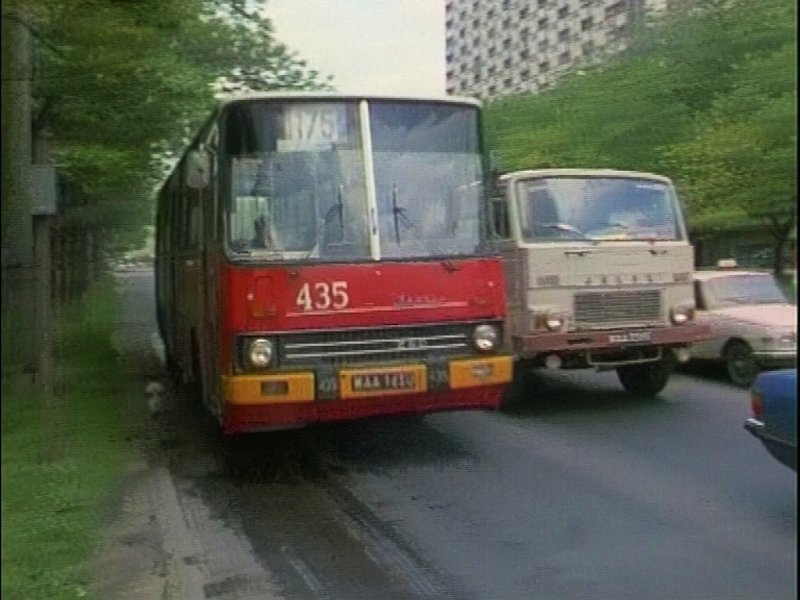  435
Kadr z serialu "Zmiennicy"
Ikarus 260.04 / prod. 1982 / NG 1987 -> 1688 / Kasacja 1993
Słowa kluczowe: IK260 435 175 Marchlewskiego 1985