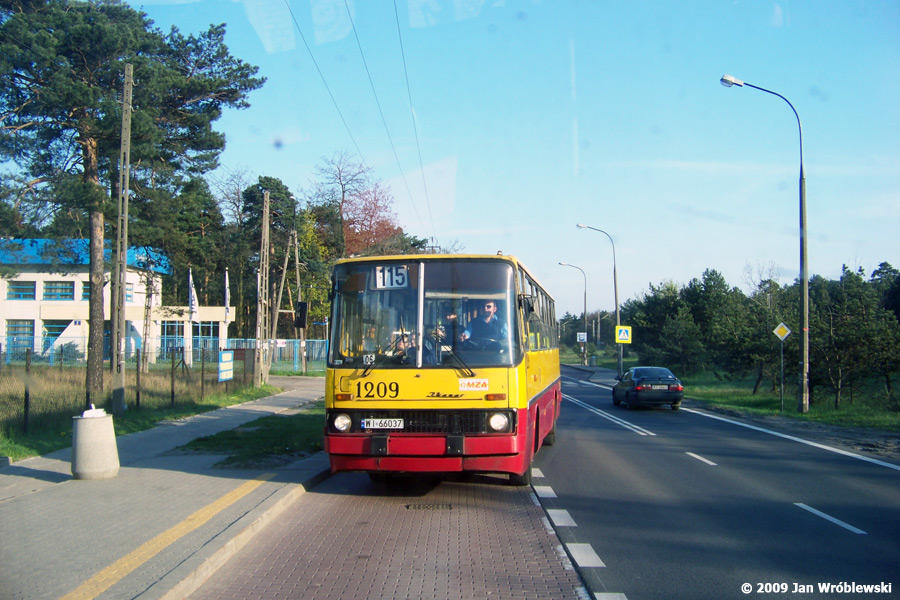 1209
Już wtedy ujrzenie lewarka na 115 to było swięto. Foto zrobione zza szyby czerwonego Sana H100, który podążał wtedy na prezentację wozu przezesowi KLA z Kalisza.
Słowa kluczowe: MZA Ik260 1209 115