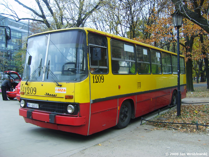 1209
Autobus socjalny podczas akcji cmentarnej 2008. Wóz w momencie swej ostatniej służby był już wystawiony na sprzedaż.
Słowa kluczowe: Ik260 1209 WS2008 2008