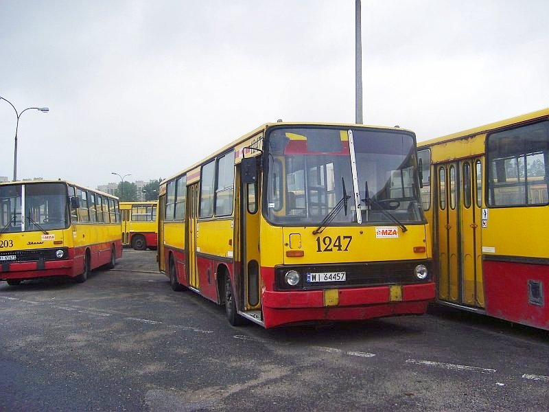 1247
Ikarus 260.04 / Prod. 1985 / NG 1993 / NG2 1999 ex720 / 2003 ex1618 / Kasacja 10.2007
Słowa kluczowe: ik260 1247 ZajezdniaOstrobramska 2007