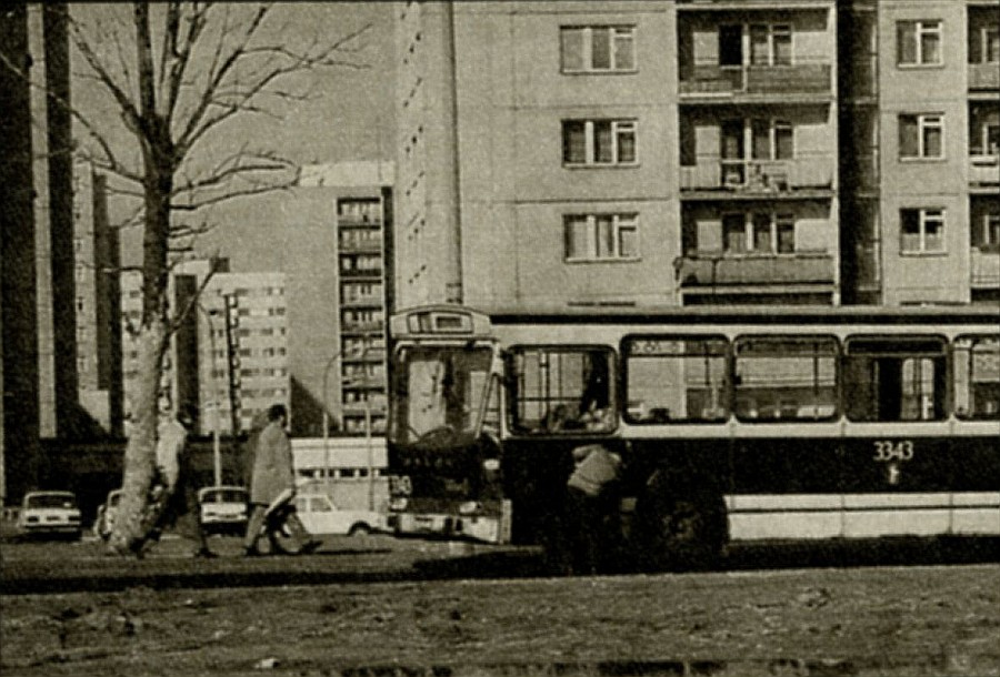3343
Widać że autobus już dogorywa. Był w bardzo złym stanie. Wkrótce potem poszedł do kasacji. Zdjęcie z tygodnika 'Motor' z 1980 r. (fot. E. Samborski)
Jelcz Berliet PR100 / Prod. 1974, R-5 (rej. 02-84-WS) / kasacja 12.1979 
Słowa kluczowe: PR100 3343 1979