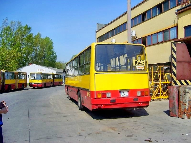 1645
Ikarus 260.04 / Prod. 1985 / NG 1991 ex1314 / NG2 1997 / kasacja 10.2007
Słowa kluczowe: Ik260 1645 ZajezdniaStalowa 2007