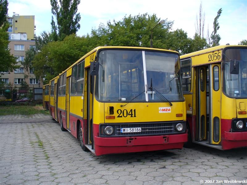 2041
Jeszcze kompletny.
Ikarus 280.26 / Prod. 1991 / NG 1999 ex3023 / skreślenie 06.2007
Słowa kluczowe: ik280 2041 ZajezdniaRedutowa 2plac 2007