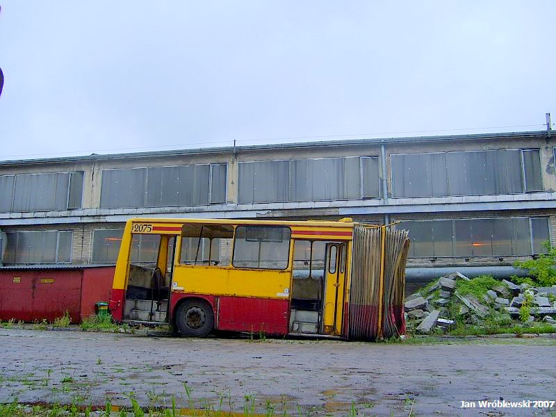 2075
Ciągnik został szybko skasowany. Z doczepą długo nie wiedziano co zrobić...
Ikarus 280.26 / Prod. 1987 / NG 1994 / NG2 2000 / skreślenie 06.2006 / kasacja doczepy 08.2007
Słowa kluczowe: ik280 2075 ZajezdniaWoronicza 2007