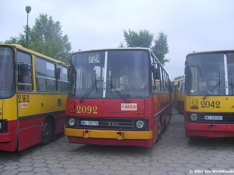 2092
Przy okazji pamiątkowej dekoracji, udało się znależć kierowcę, który zgodził się zapozować do zdjęcia;)
Ikarus 280.26 / Prod. 1991 / NG 2000 / skreślenie 06.2007 / Kasacja 02.2009
Słowa kluczowe: Ik280 2092 ZajezdniaRedutowa 2plac 2007