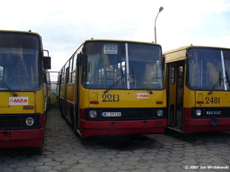 2213
Blachy miał całkiem świeże, ale zapewne rejestracja się skończyła i postanowiono jej nie przedłużać.
Ikarus 280.26 / Prod. 1990 / NG 1998 / skreślenie 06.2007
Słowa kluczowe: ik280 2213 ZajezdniaRedutowa 2007