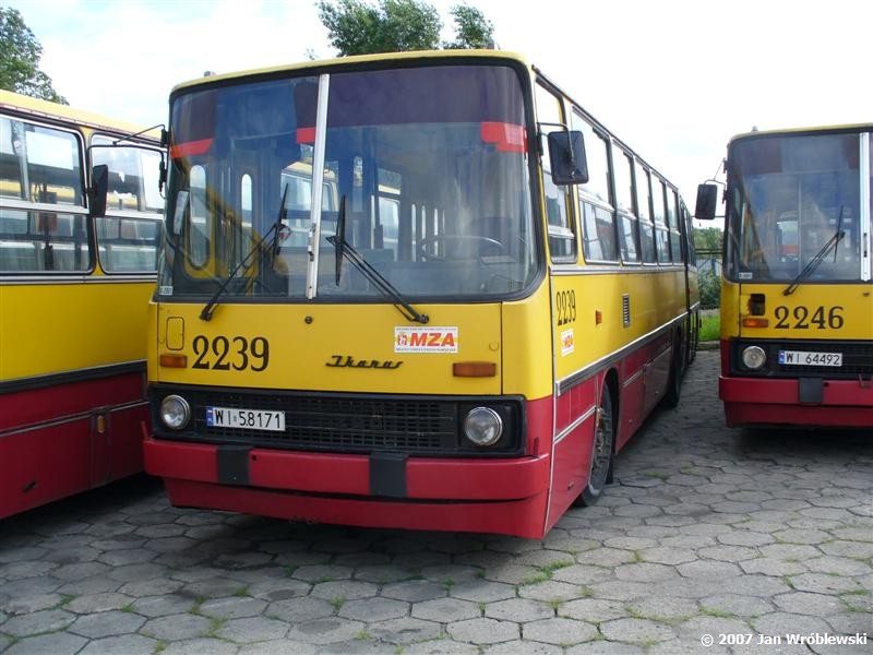 2239
Był w dobrym stanie, ale cóż, SU18 w drodze, a nadwyżka taborowa była zbyt duża. żywota dokonał na złomowisku w Woli Krzysztoporskiej koło Piotrkowa.
Ikarus 280.26 / Prod. 1990 / NG 1998 ex3098 / skreślenie 07.2007
Słowa kluczowe: ik280 2239 ZajezdniaRedutowa 2007