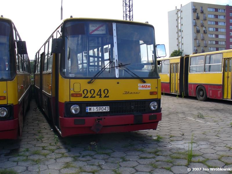 2242
Odstawiony...
Ikarus 280.26 / Prod. 1987 / NG 1995 / NG2 2000 / skreślenie 05.2007
Słowa kluczowe: ik280 2242 ZajezdniaRedutowa 2007