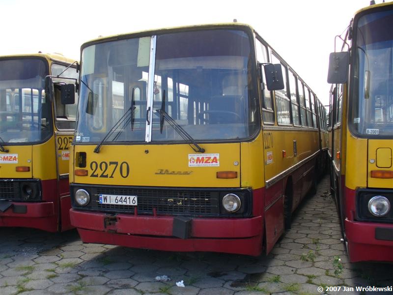 2270
W oczekiwaniu na odbiorców
Ikarus 280.26 / Prod. 1988 / NG 1995 / NG2 2000 / skreślenie 05.2007
Słowa kluczowe: Ik280 2270 ZajezdniaRedutowa 2007